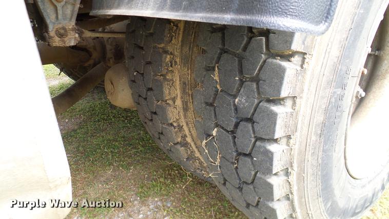 image for item L3131 1995 International 4900 vacuum truck