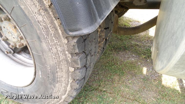 image for item L3131 1995 International 4900 vacuum truck