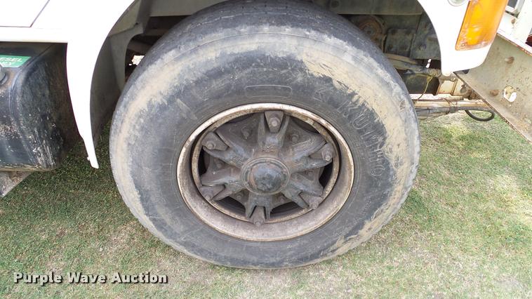 image for item L3131 1995 International 4900 vacuum truck