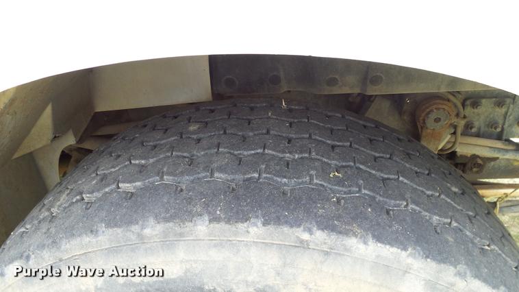 image for item L3131 1995 International 4900 vacuum truck