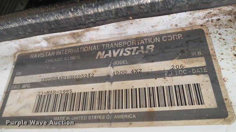 image for item L3131 1995 International 4900 vacuum truck