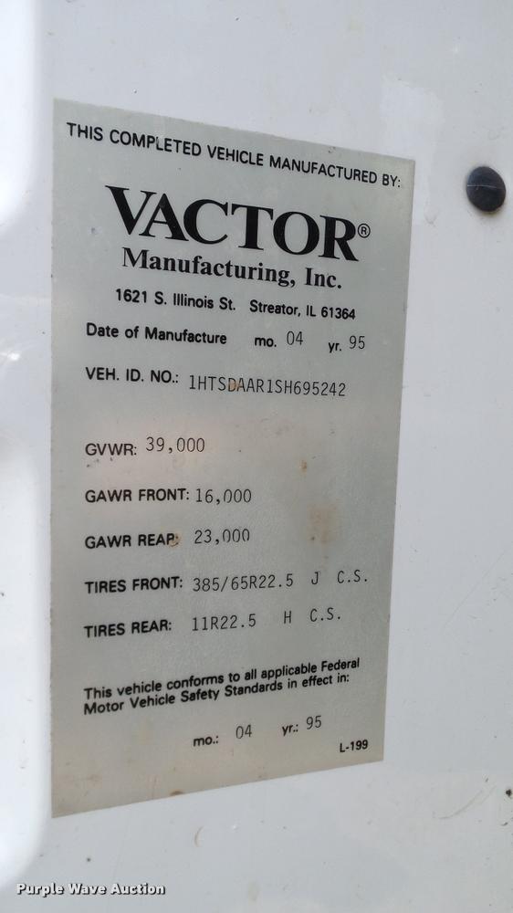 image for item L3131 1995 International 4900 vacuum truck