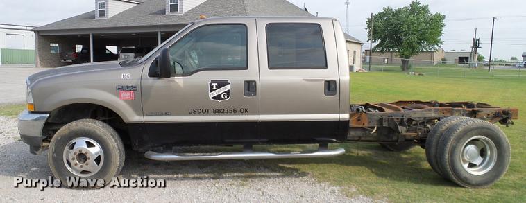 image for item L3135 2002 Ford F350 Super Duty Crew Cab pickup truck cab and chassis