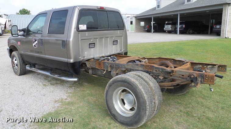 image for item L3135 2002 Ford F350 Super Duty Crew Cab pickup truck cab and chassis