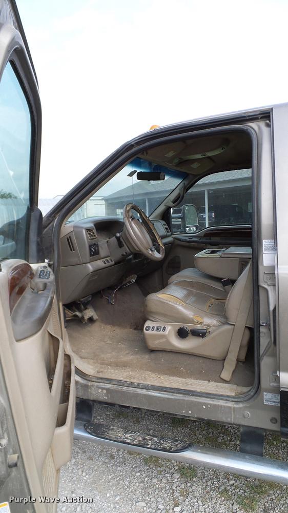 image for item L3135 2002 Ford F350 Super Duty Crew Cab pickup truck cab and chassis