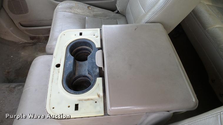 image for item L3135 2002 Ford F350 Super Duty Crew Cab pickup truck cab and chassis