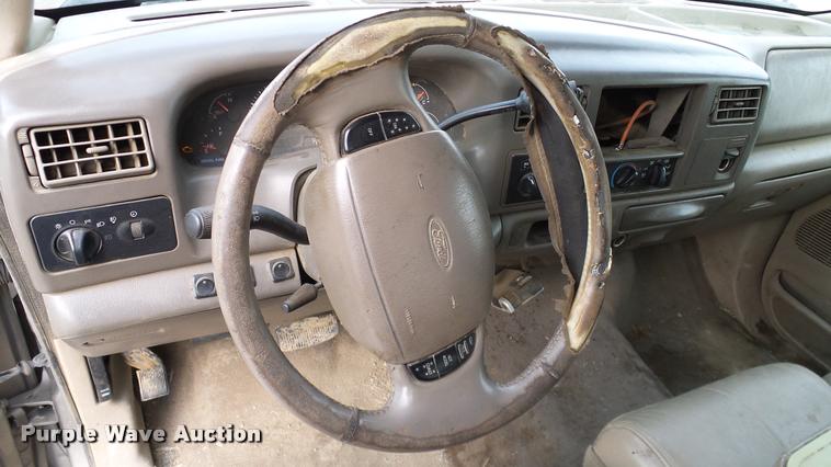 image for item L3135 2002 Ford F350 Super Duty Crew Cab pickup truck cab and chassis