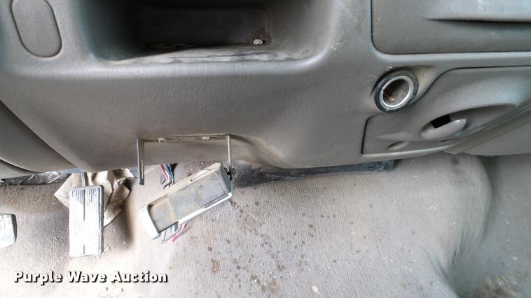 image for item L3135 2002 Ford F350 Super Duty Crew Cab pickup truck cab and chassis