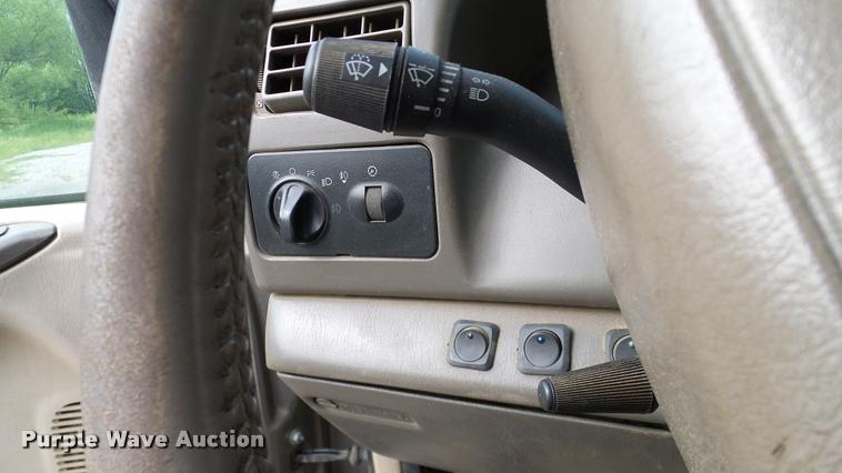 image for item L3135 2002 Ford F350 Super Duty Crew Cab pickup truck cab and chassis