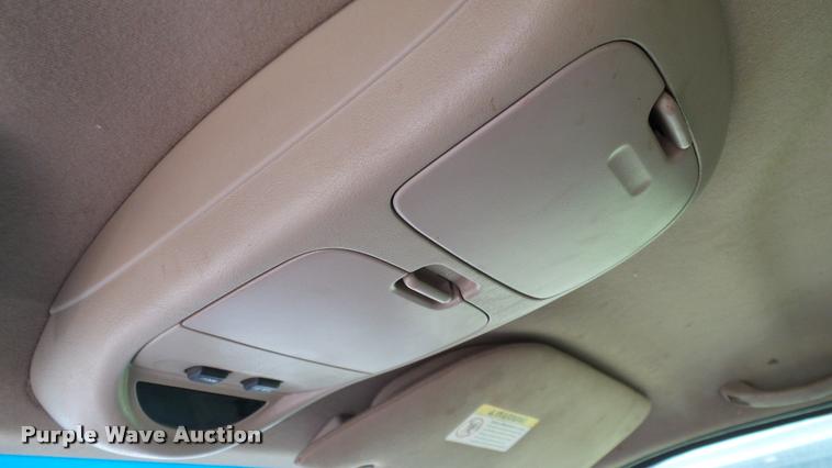 image for item L3135 2002 Ford F350 Super Duty Crew Cab pickup truck cab and chassis