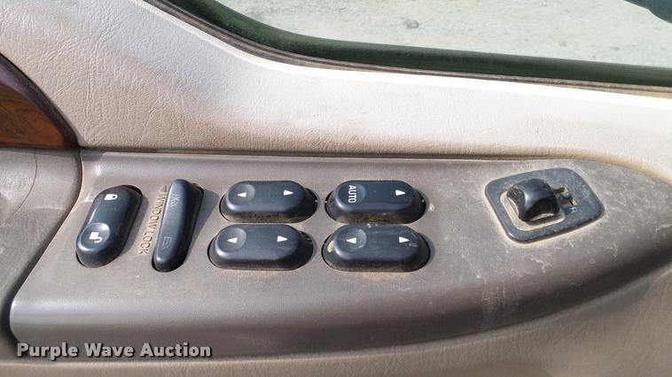 image for item L3135 2002 Ford F350 Super Duty Crew Cab pickup truck cab and chassis