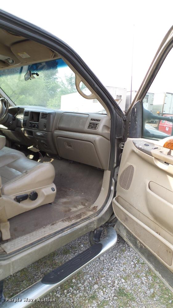 image for item L3135 2002 Ford F350 Super Duty Crew Cab pickup truck cab and chassis