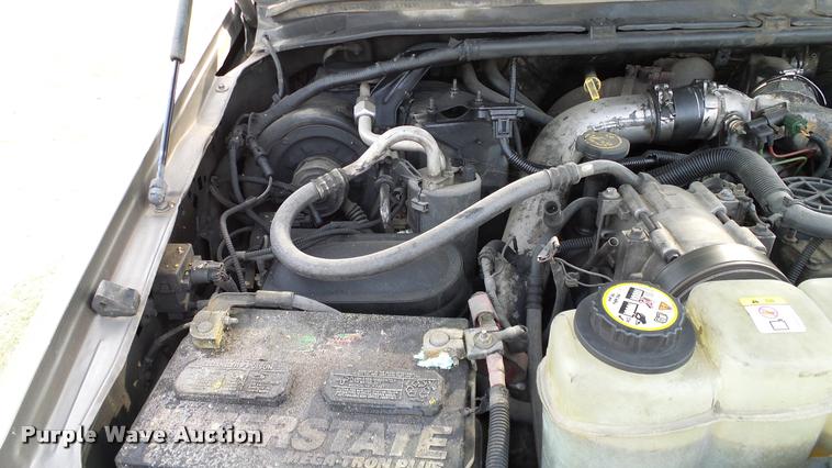 image for item L3135 2002 Ford F350 Super Duty Crew Cab pickup truck cab and chassis