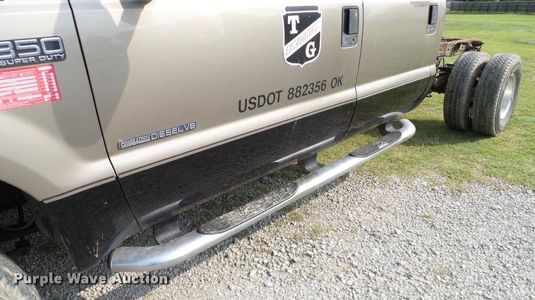 image for item L3135 2002 Ford F350 Super Duty Crew Cab pickup truck cab and chassis