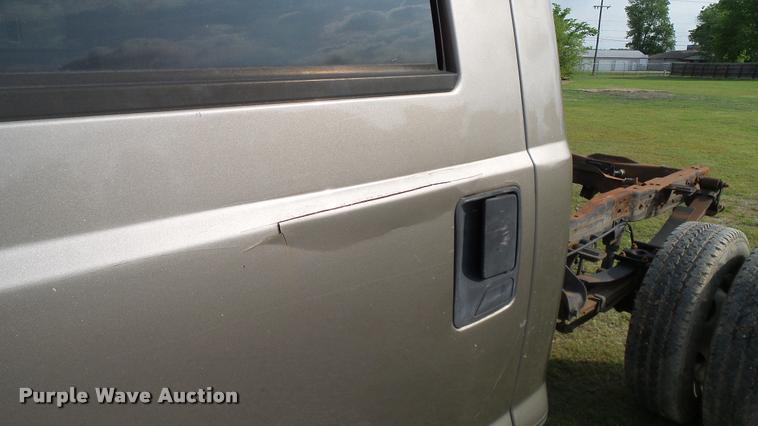 image for item L3135 2002 Ford F350 Super Duty Crew Cab pickup truck cab and chassis