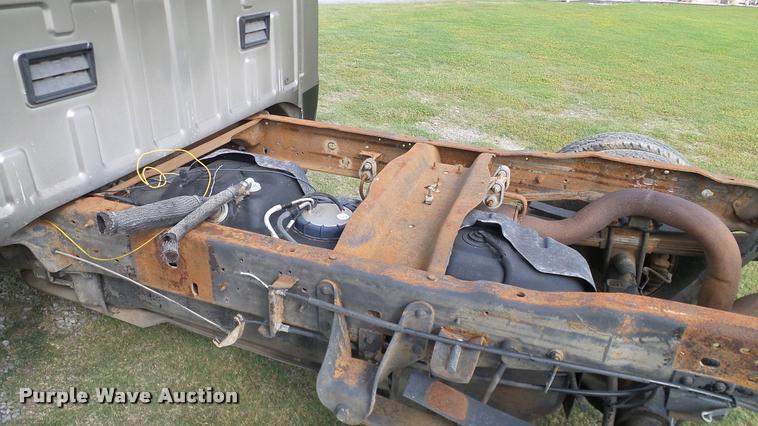 image for item L3135 2002 Ford F350 Super Duty Crew Cab pickup truck cab and chassis