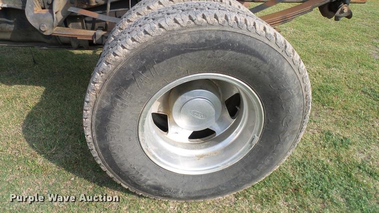 image for item L3135 2002 Ford F350 Super Duty Crew Cab pickup truck cab and chassis