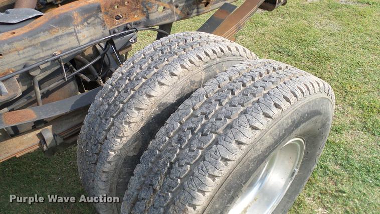 image for item L3135 2002 Ford F350 Super Duty Crew Cab pickup truck cab and chassis