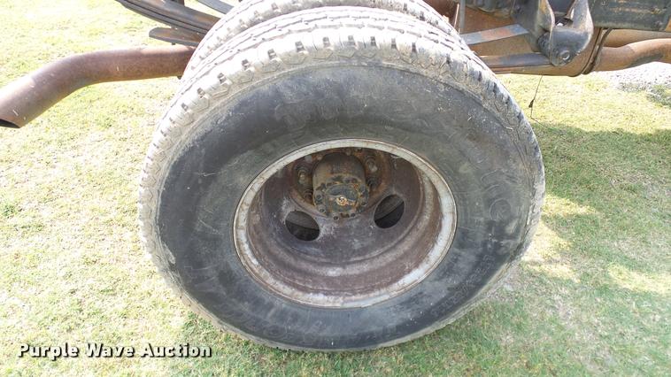 image for item L3135 2002 Ford F350 Super Duty Crew Cab pickup truck cab and chassis