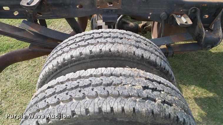 image for item L3135 2002 Ford F350 Super Duty Crew Cab pickup truck cab and chassis