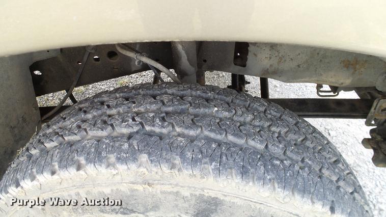 image for item L3135 2002 Ford F350 Super Duty Crew Cab pickup truck cab and chassis