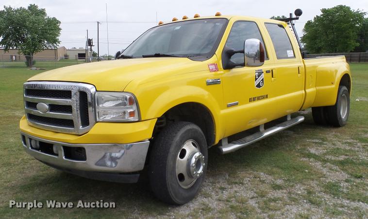 image for item L3137 2006 Ford F350 Super Duty Crew Cab pickup truck