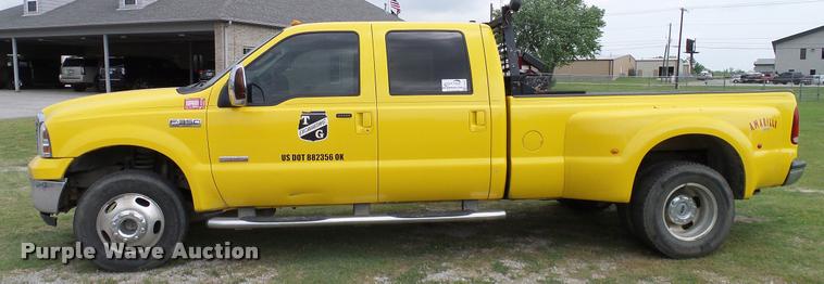 image for item L3137 2006 Ford F350 Super Duty Crew Cab pickup truck