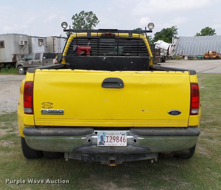 image for item L3137 2006 Ford F350 Super Duty Crew Cab pickup truck