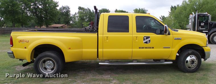 image for item L3137 2006 Ford F350 Super Duty Crew Cab pickup truck