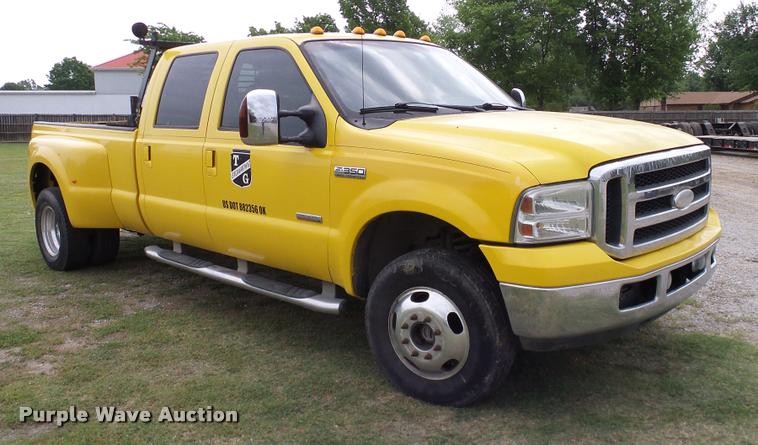 image for item L3137 2006 Ford F350 Super Duty Crew Cab pickup truck