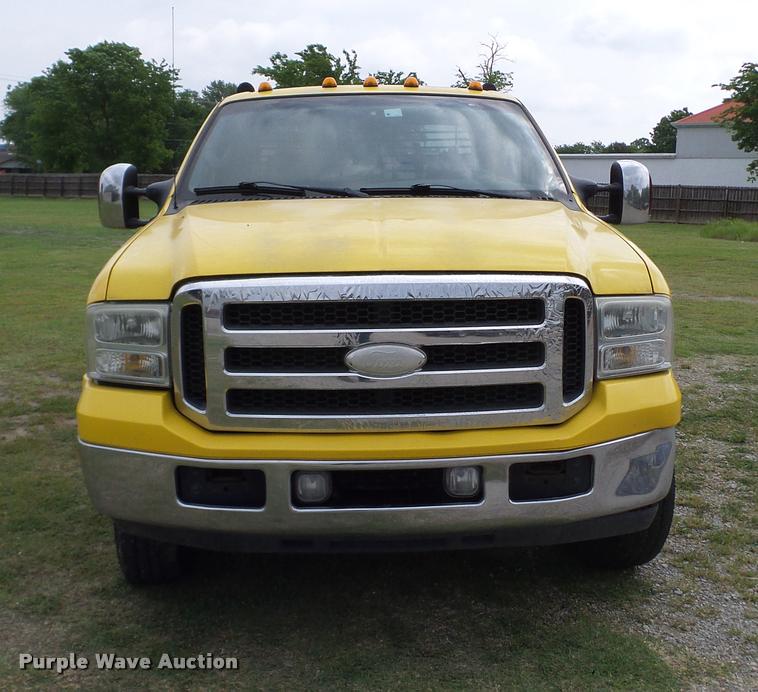 image for item L3137 2006 Ford F350 Super Duty Crew Cab pickup truck