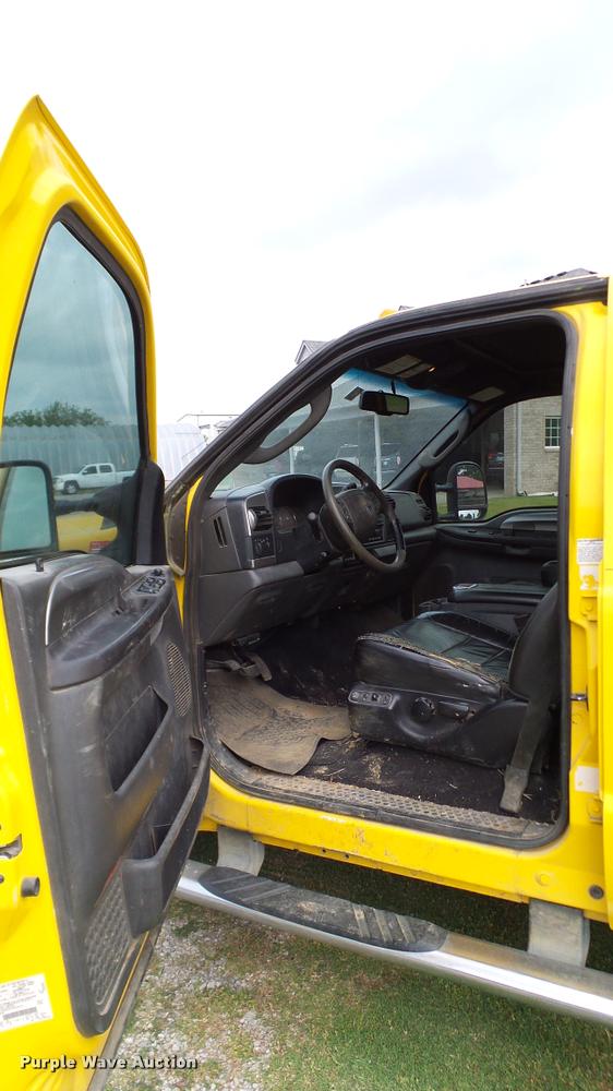 image for item L3137 2006 Ford F350 Super Duty Crew Cab pickup truck