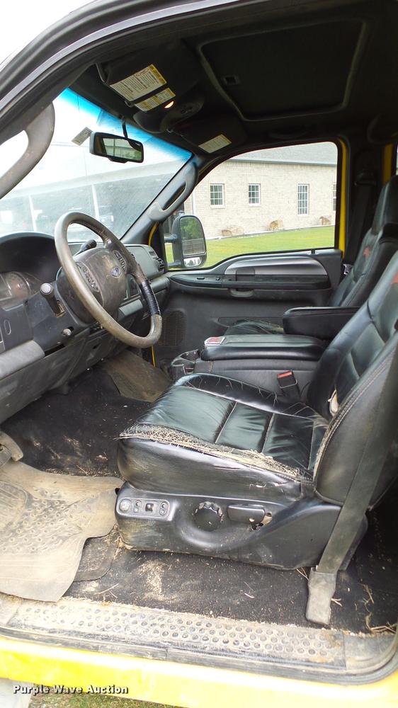 image for item L3137 2006 Ford F350 Super Duty Crew Cab pickup truck