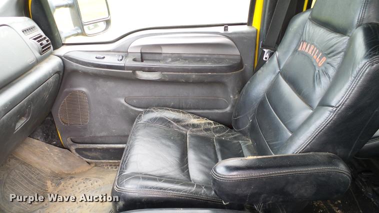 image for item L3137 2006 Ford F350 Super Duty Crew Cab pickup truck