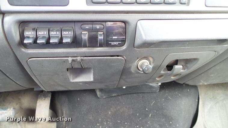 image for item L3137 2006 Ford F350 Super Duty Crew Cab pickup truck