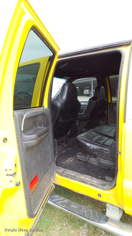 image for item L3137 2006 Ford F350 Super Duty Crew Cab pickup truck