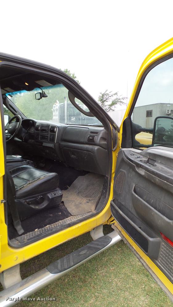 image for item L3137 2006 Ford F350 Super Duty Crew Cab pickup truck