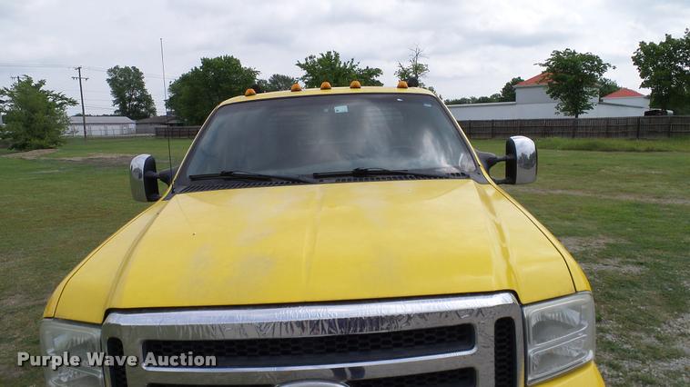 image for item L3137 2006 Ford F350 Super Duty Crew Cab pickup truck