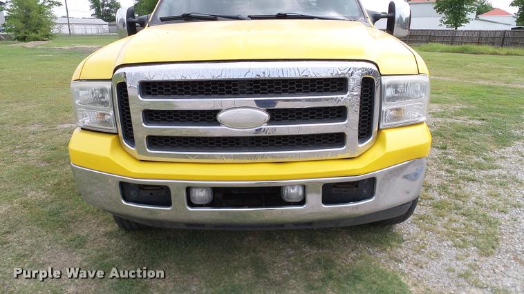 image for item L3137 2006 Ford F350 Super Duty Crew Cab pickup truck