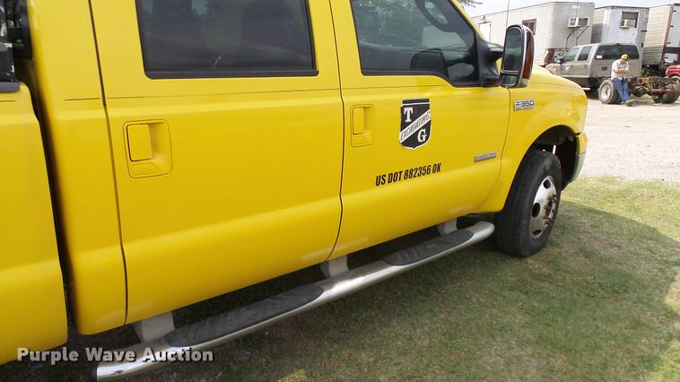 image for item L3137 2006 Ford F350 Super Duty Crew Cab pickup truck