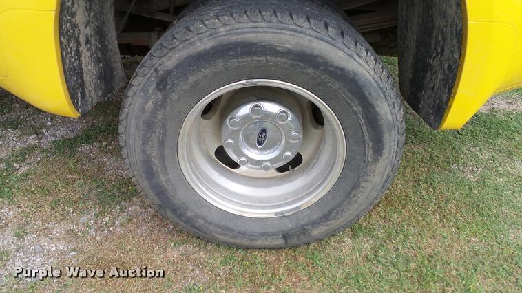 image for item L3137 2006 Ford F350 Super Duty Crew Cab pickup truck