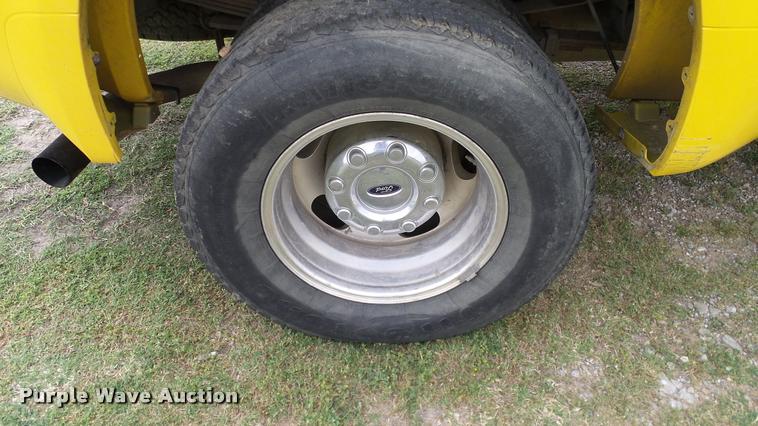 image for item L3137 2006 Ford F350 Super Duty Crew Cab pickup truck