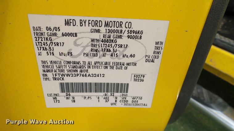 image for item L3137 2006 Ford F350 Super Duty Crew Cab pickup truck