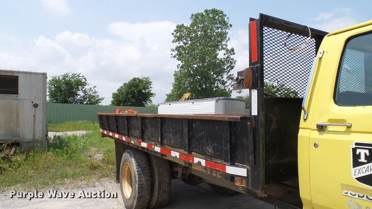 image for item L3146 1998 Ford F700 dump flatbed truck