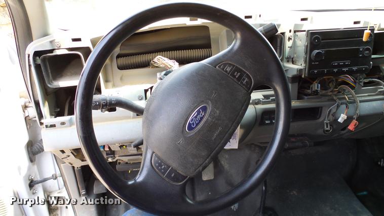 image for item L3147 2007 Ford F450 Super Duty Crew Cab flatbed truck