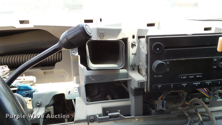 image for item L3147 2007 Ford F450 Super Duty Crew Cab flatbed truck