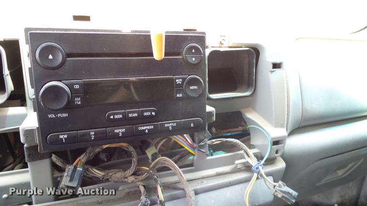 image for item L3147 2007 Ford F450 Super Duty Crew Cab flatbed truck