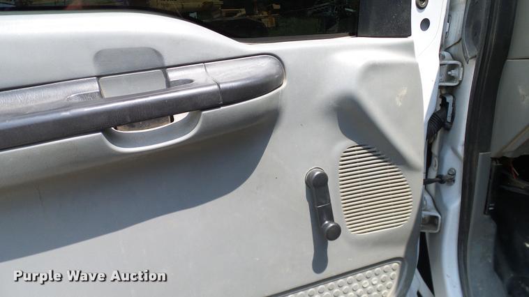 image for item L3147 2007 Ford F450 Super Duty Crew Cab flatbed truck