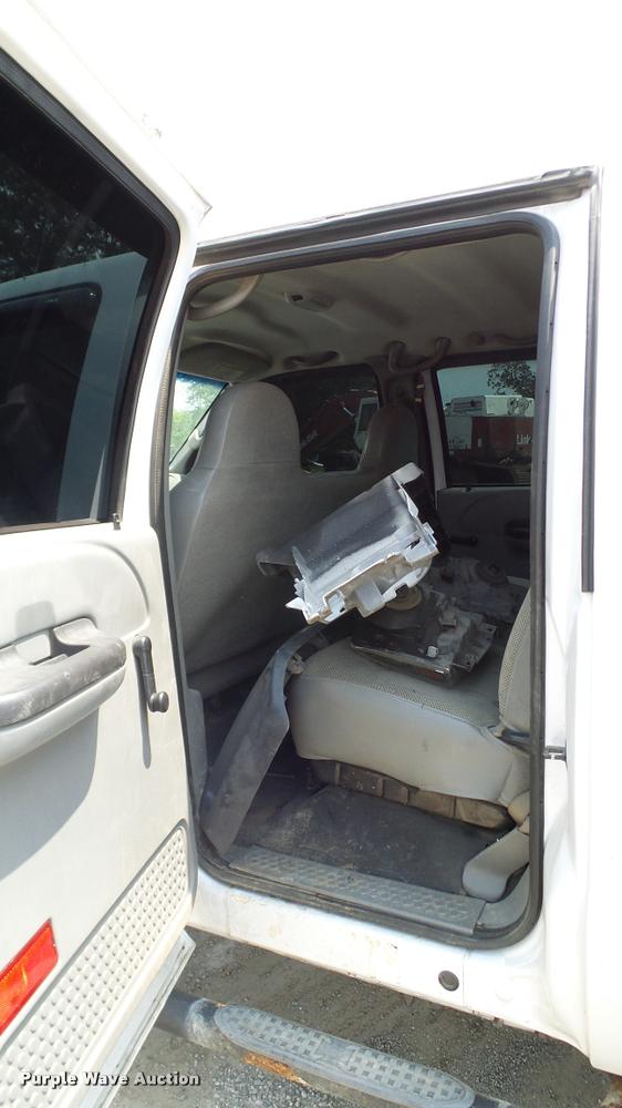 image for item L3147 2007 Ford F450 Super Duty Crew Cab flatbed truck