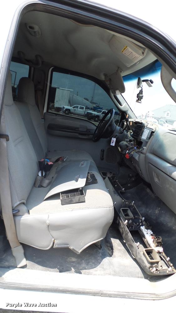 image for item L3147 2007 Ford F450 Super Duty Crew Cab flatbed truck